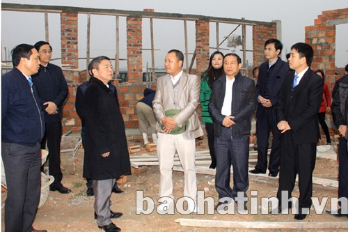 Kiểm tra mô hình chăn nuôi lợn liên kết với Công ty CP Việt Nam, diện tích 5ha, quy mô 1.200 lợn nái, tổng mức đầu tư 25 tỷ đồng của ông Lê Vạn Hải, xã Sơn Lộc.