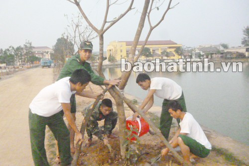 Các chiến sỹ đang trồng cây xanh trong khuôn viên doanh trại
