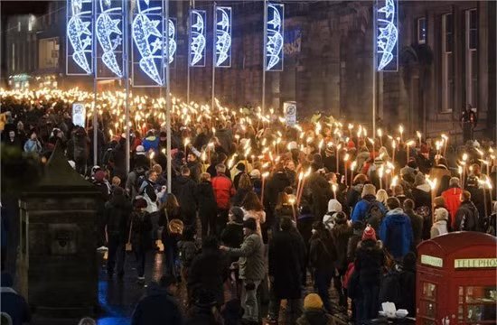 Một trong những bữa tiệc năm mới lớn nhất trên thế giới phải kể đến Hogmanay, Edinburgh, Scotland. 4 ngày liên tiếp với những màn pháo hoa đầy màu sắc trên pháo đài Edinburgh, đám rước đuốc, hòa nhạc dưới ánh nến, nhảy múa truyền thống kiểu Scotland chỉ mới là vài trong số hàng trăm hoạt động lớn nhỏ diễn ra trong thành phố. Ảnh: Steve Kingsman/Dreamstime.com