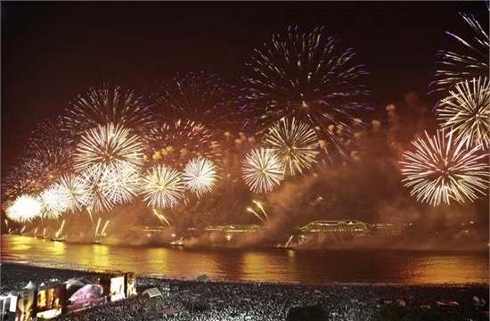 Reveillon là một trong những lễ hội đón năm mới sống động nhất thế giới diễn ra trên bãi biển nổi tiếng Copacabana của thành phố Rio de Janeiro, Brazil. Nhiều sân khấu lớn được đặt ngay trên bãi biển để người dân cùng du khách có thể thưởng thức những màn biểu diễn âm nhạc và múa truyền thống. Hơn 2 triệu người diện đồ trắng (màu mang đến may mắn với người bản địa) cùng tề tựu, họ uống champagne nhảy samba trong khi chờ đồng hồ điểm 12 giờ và màn pháo hoa rực rỡ tỏa sáng một vùng biển. Ảnh: Leanne Vorrias/Shutterstock