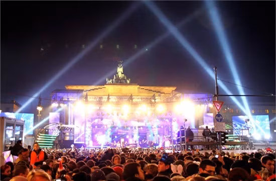 Party Mile là một trong những buổi tiệc ngoài trời chào mừng năm mới lớn bậc nhất thế giới. 2 km đường tại thủ đô Berlin với những quầy bar, ẩm thực, các màn biểu diễn ánh sáng laser cùng sân khấu chính lớn với âm nhạc sôi động. Du khách có thể nhảy múa và ca hát đến tận khi trời sáng. Ảnh: katatonia82/Shutterstock