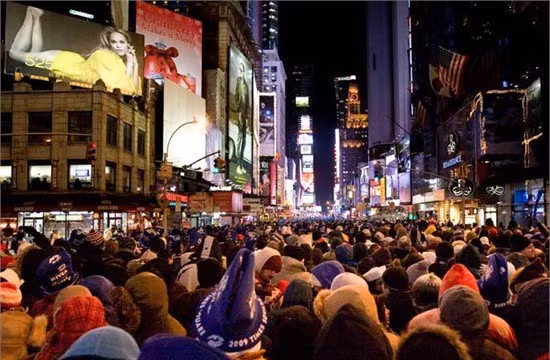 Hàng triệu người tập trung ở quảng trường nổi tiếng nhất nước Mỹ mang tên Time Square để chờ đón thời khắc chuyển mình của năm mới. Khán giả sẽ được chứng kiến những vũ điệu của ánh sáng và âm nhạc, tất nhiên không thể thiếu màn pháo hoa rực sáng bầu trời “quả táo lớn” – nickname của New York. Ảnh: DanielW/Shutterstock