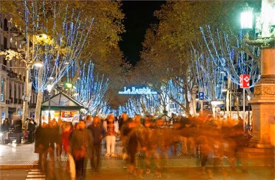 Tại Barcelona, họ chào đón năm mới bắt đầu tại nhà hàng, quán bar và các vũ trường khi những nơi này tổ chức rất nhiều hoạt động đặc biệt. Khi gần đến giao thừa, tất cả mọi người đổ ra đường ca hát, uống champagne và đếm ngược đến 12 giờ. Theo truyền thống, những người tham dự sẽ mặc đồ lót màu đỏ để cầu chúc cho năm mới may mắn đồng thời ăn 12 quả nho, tương ứng với 12 tiếng chuông đồng hồ vào nửa đêm. Ảnh: Luciano Mortula/Dreamstime.com