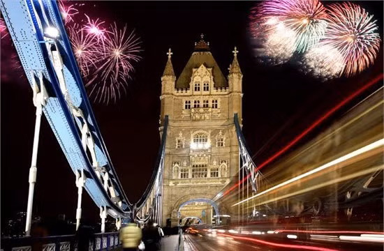 Mỗi dịp giao thừa, người dân London và du khách lại tập trung dọc sông Thames để ngắm pháo hoa được bắn ra từ London Eye, vòng đu quay lớn nổi bật tại thủ đô. Sự kiện còn được truyền hình trực tiếp đến những màn hình lớn tại quảng trường Trafalgar và Parliament. Ảnh: Samot/Shutterstock