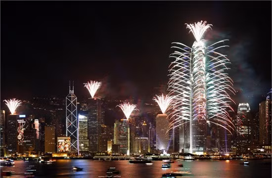 Rất nhiều du khách và người dân ở Hong Kong thường tập trung ở khu Tsim Sha Tsui trong đêm giao thừa. Pháo hoa sẵn sàng chào mừng năm mới và sẽ soi sáng mặt nước, tòa nhà và bầu trời hương cảng trong suốt 10 phút đầy ấn tượng. Ảnh: leungchopan/Shutterstock
