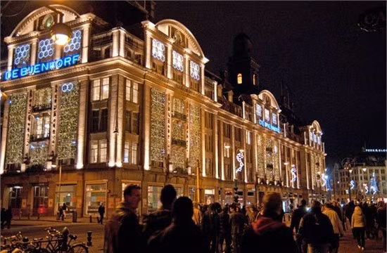 Tiệc năm mới ở Amsterdam là chuỗi hoạt động mà bạn không cần dự định trước. Du khách từ khắp nơi trên thế giới đổ về có thể “phiêu lưu” từ Nieuwmarkt (Chinatown) sang Leidseplein và quảng trường Dam để vui chơi trong các quán bar, sàn nhảy với nhạc sống và thức uống tuôn chảy bất tận. Ảnh: Lendog64