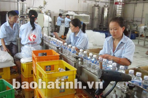 Công nhân Công ty CP Nước khoáng và Du lịch Sơn Kim tại dây chuyền sản xuất.