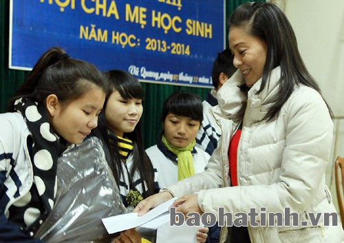 Chị Huỳnh Trang Nhi trao quà cho các em học sinh THPT Cù Huy Cận