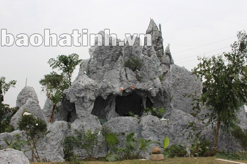 Đồng bào theo đạo Thiên chúa ở Thạch Trung (TP Hà Tĩnh) chuẩn bị đón Giáng sinh.