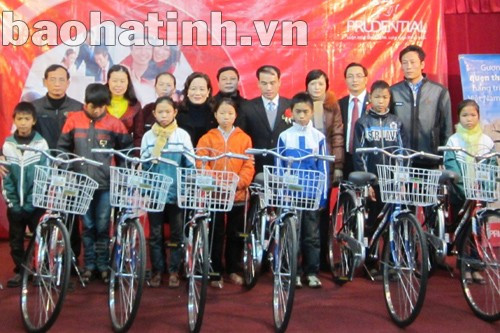 Đại diện Công ty Prudential tặng 15 xe đạp cho học sinh nghèo vượt khó tại huyện Hương Khê