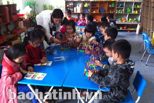 Giờ học của cô và cháu Trường Mầm non Quang Lộc.