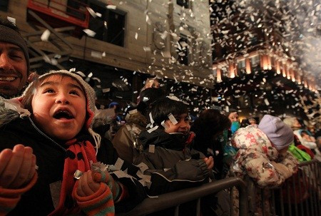 Người dân thành phố Boston háo hức chờ đón giây phút thị trưởng thắp sáng cây thông Noel được trang hoàng với hơn 10.000 bóng đèn màu.