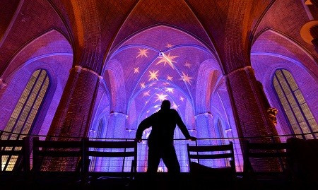 Trần nhà thờ Marktkirche ở thành phố Hanover, Đức những ngày này được trang trí lung linh, huyền ảo.