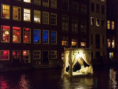 Lễ hội ánh sáng ở thành phố Amsterdam, Hà Lan với những tác phẩm ấn tượng tạo nên vẻ lung linh, huyền ảo cho thành phố đúng dịp Giáng sinh.