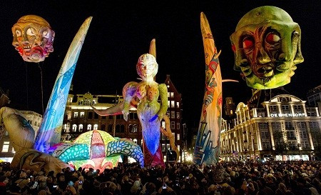 Không khí lễ hội tràn ngập quảng trường Dam ở thành phố Amsterdam, Hà Lan.