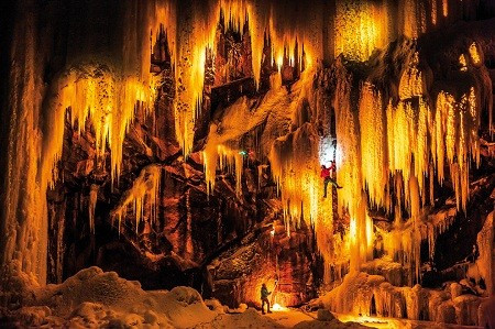 Khung cảnh huyền ảo như trong truyện cổ tích ở thị trấn Eidfjord, miền bắc Na Uy. Eidfjord vốn nổi tiếng có những thác băng cao hơn 500m. Vào mùa Giáng sinh năm nay, lần đầu tiên những thác băng này được thắp sáng tuyệt đẹp.