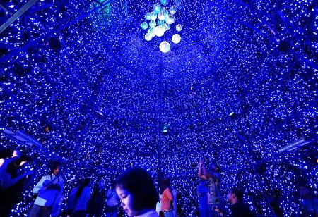 Cây thông Giáng sinh khổng lồ được tạo thành từ những bóng đèn điện nằm bên ngoài một trung tâm mua sắm ở Singapore.