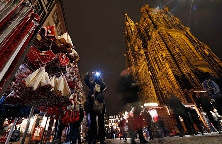Khách du lịch đến thăm quan khu chợ Christkindelsmaerik nằm gần thánh đường Strasbourg ở thành phố Strasbourg, Pháp. Khu chợ này được mở thường niên vào dịp Giáng sinh kể từ năm 1570. Đây cũng là chợ Giáng sinh lâu đời nhất ở Pháp.