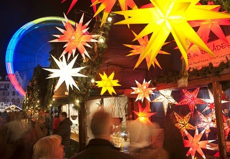 Người dân đi thăm quan khu chợ Giáng sinh ở thành phố Erfurt, Đức.