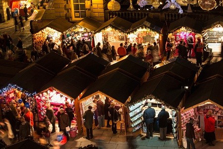Những gian hàng trong khu chợ Giáng sinh ở thành phố Bath, Anh. Chợ Giáng sinh bắt đầu xuất hiện trước tiên ở Đức rồi dần trở nên phổ biến khắp Châu Âu.
