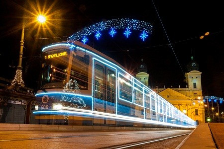 Chiếc xe điện chạy trên quảng trường Kossuth, thành phố Debrecen, Hungary. Những chuyến tàu rực sáng sẽ làm đẹp thêm cho không gian thành phố vào dịp Giáng sinh.