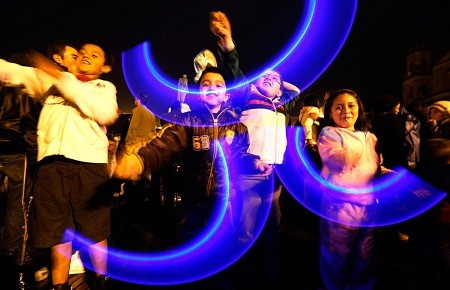 Trẻ em chơi đùa trong nghi lễ đón mùa Giáng sinh về, được tổ chức ở quảng trường chính tại thành phố Bogota, Colombia.