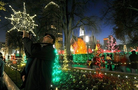 Đường phố quanh quảng trường Temple, thành phố Salt Lake, Mỹ được thắp sáng rực rỡ. Về đêm, dù trời lạnh, người dân vẫn đổ ra phố để tận hưởng không khí Giáng sinh đang tràn về.