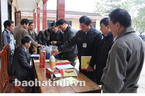 Đông đảo cán bộ và nhân dân tiếp cận thuốc chế phẩm tạo trầm và trầm khô