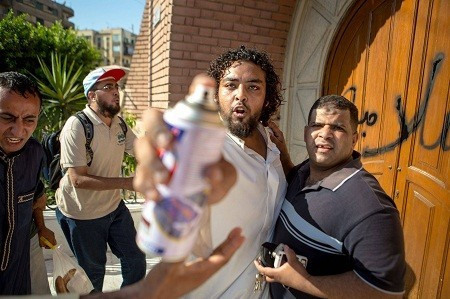 Giữa tháng 8: Phóng viên người Mỹ Aymann Ismail chụp bức ảnh này ngay trước khi bị những người biểu tình Ai Cập giẫm đạp. Những người này sau đó đã giật lấy máy ảnh và buộc anh phải tham gia biểu tình với họ. Sau khi đi bộ với họ hàng km, cuối cùng, Ismail đã được nhận lại máy ảnh.