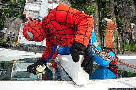 Ngày 12/7: Một người đàn ông Indonesia được biết đến với biệt danh “Người Nhện lau cửa sổ”. Anh đang lau kính cho một khách sạn cao tầng ở thành phố Surabaya, Indonesia.