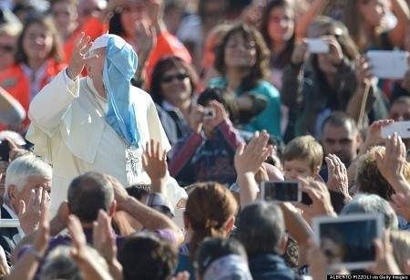 Ngày 16/10: Một con chiên có mặt tại quảng trường Thánh Peter, Vatican đã ném một chiếc khăn quàng về phía Giáo hoàng Francis làm quà nhưng Giáo hoàng không nhìn thấy chiếc khăn để bắt lấy và cuối cùng nó đã... "đậu" lại trên mặt ngài.