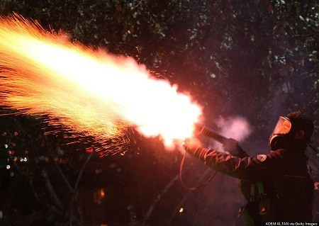 Ngày 18/10: Cảnh sát Thổ Nhĩ Kỳ xịt hơi cay để giải tán đám đông biểu tình.