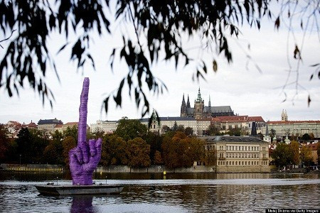 Ngày 21/10: Nghệ sĩ người Séc David Cerny thả một “tác phẩm nghệ thuật tạo hình” xuống con sông Vltava, đoạn chảy qua lâu đài Prague - nơi Thủ tướng Séc đang làm việc.