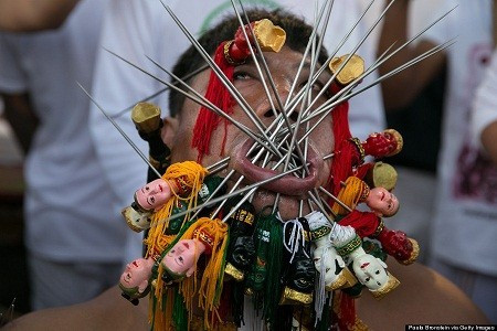 Ngày 10/10: Lễ hội ăn chay được tổ chức thường niên ở Phuket, Thái Lan chứng kiến những người tham gia tự hành xác để xua đuổi linh hồn quỷ dữ.