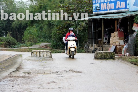 Các trụ bê tông gần như nằm giữa đường... ...khi trời mưa hay vào ban đêm, tại các điểm này không có đèn chiếu sáng trong khi các trụ bê tông không có sơn phản quang nên các phương tiện giao thông như xe máy, xe đạp thậm chí cả người đi bộ rất dễ đâm vào