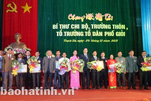 Trưởng ban Tổ chức Tỉnh ủy Trần Nam Hồng và lãnh đạo Huyện ủy Thạch Hà trao giải cho các thí sinh.
