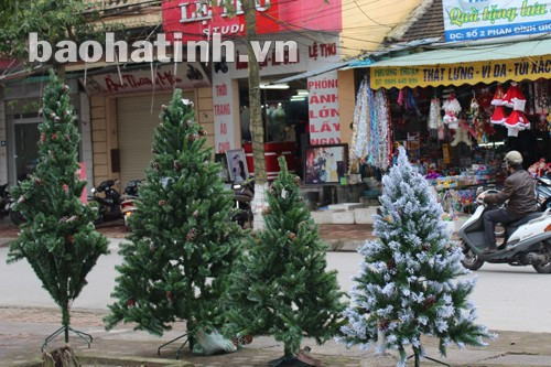 Cây thông Noel với nhiều kiểu dáng chất liệu được bày bán trên phố Phan Đình Giót.