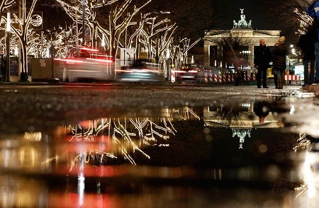 Cây cối được thắp sáng lung linh trên đường phố Berlin, Đức.