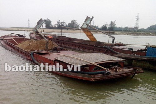 2 sà lan vi phạm bị bắt giữ