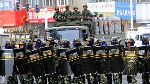 Cảnh sát chống bạo động Trung Quốc ở Tân Cương (ảnh: NYtimes) Cảnh sát chống bạo động Trung Quốc ở Tân Cương (ảnh: NYtimes)