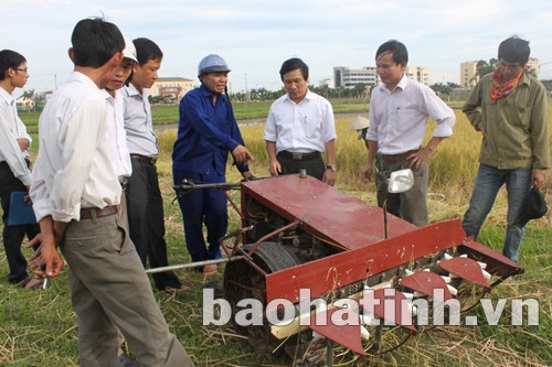 Đoàn cán bộ Liên hiệp các hội KH&KT tỉnh kiểm tra sản phẩm máy gặt của ông Trương Minh Hải (Thạch Môn - thành phố Hà Tĩnh). Ảnh: Trọng Thắng