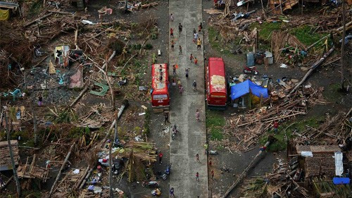 Cảnh hoang tàn của một ngôi làng ở phía Bắc Tacloban (Philippines) sau khi bão Haiyan đi qua. - Ảnh: Reuters