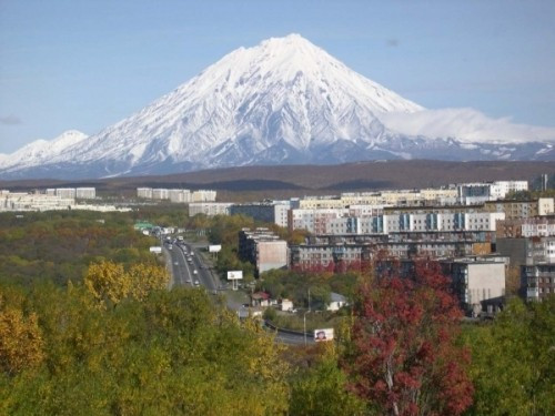 Kamchatka được coi là vùng đất huyền bí với khách du lịch bởi những ngọn núi lửa lớn vẫn còn hoạt động, những hồ nước tự nhiên, hệ thực vật đa dạng. Kamchatka được coi là vùng đất huyền bí với khách du lịch bởi những ngọn núi lửa lớn vẫn còn hoạt động, những hồ nước tự nhiên, hệ thực vật đa dạng.