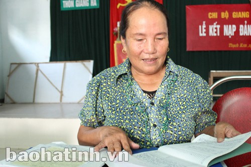 63 tuổi đời, 43 năm tuổi Đảng, bản thân lại đang mang trọng bệnh, nhưng sự tín nhiệm của bà con đã tiếp thêm sức mạnh cho chị trong mọi phong trào 63 tuổi đời, 43 năm tuổi Đảng, bản thân lại đang mang trọng bệnh, nhưng sự tín nhiệm của bà con đã tiếp thêm sức mạnh cho chị trong mọi phong trào