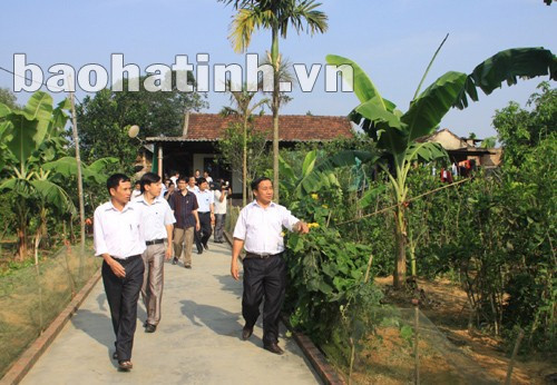 Phó Chủ tịch UBND tỉnh Lê Đình Sơn cùng đoàn công tác kiểm tra xây dựng NTM ở xã Gia Phố (Hương Khê).