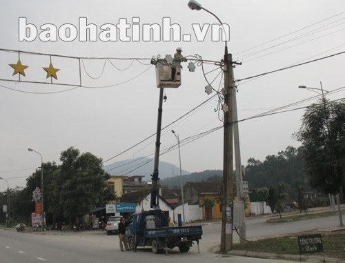 Công nhân Công ty TNHH MTV Môi trường đô thị TX?Hồng Lĩnh lắp đặt hệ thống đèn chiếu sáng chào năm mới 2014.