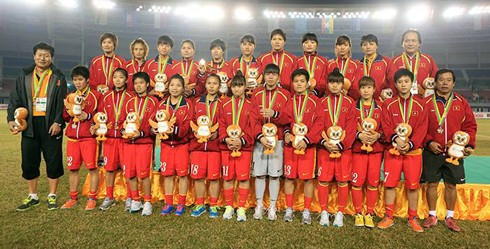 Đội tuyển nữ Việt Nam trên bục nhận HC bạc. Ảnh: Đức Đồng.