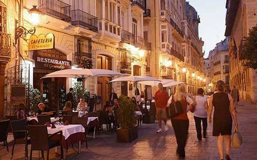 Valencia đẹp tráng lệ khi đêm về.