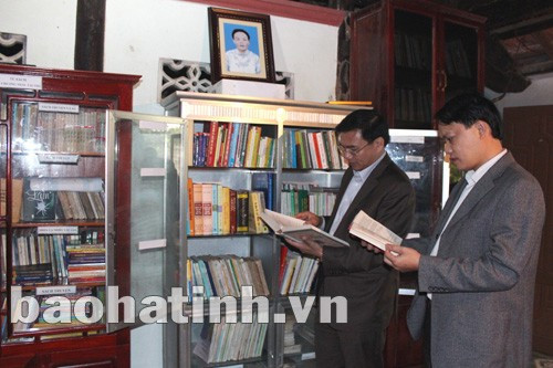 Đại diện lãnh đạo huyện Lộc Hà tham quan tủ sách gia đình Cố Khang.