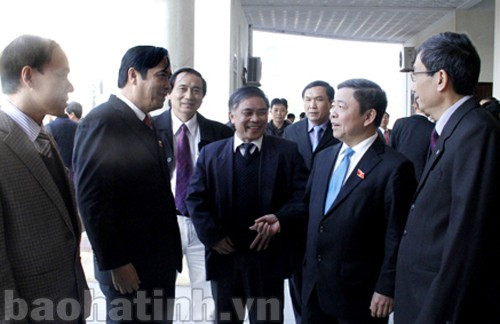 Bí thư Tỉnh ủy, Chủ tịch HĐND tỉnh Nguyễn Thanh Bình, Chủ tịch UBND tỉnh Võ Kim Cự trao đổi với các đại biểu bên lề kỳ họp